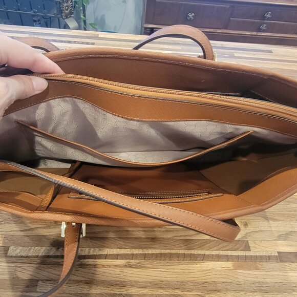 MICHAEL KORS JET SET TRAVEL TOTE in ACORN Brown Leather - Picture 9 of 17